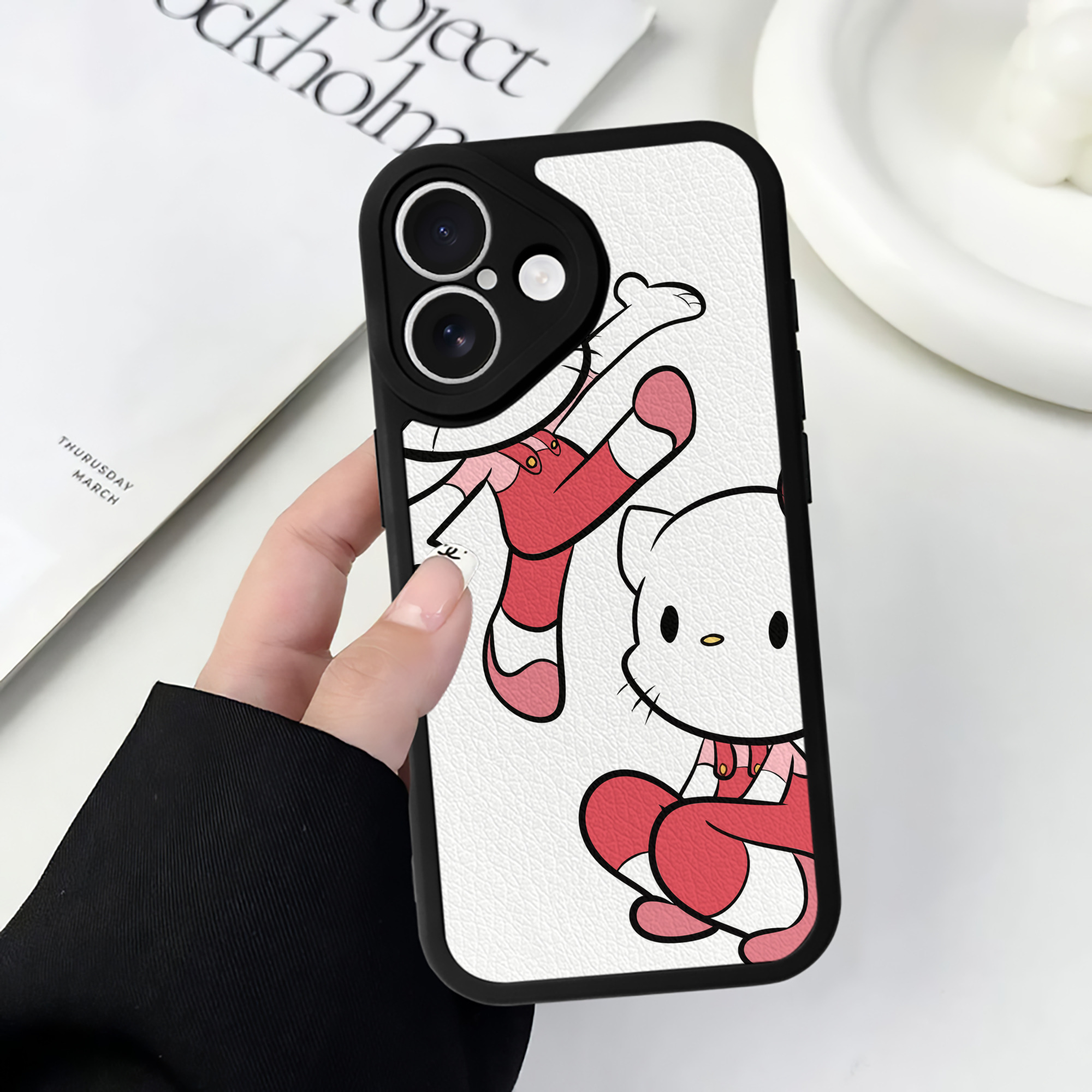 （画像用） Hello Kitty ハローキティ 【iPhone 16シリーズ対応】シリコンスマホケース（レザー調） 材質：シリコン